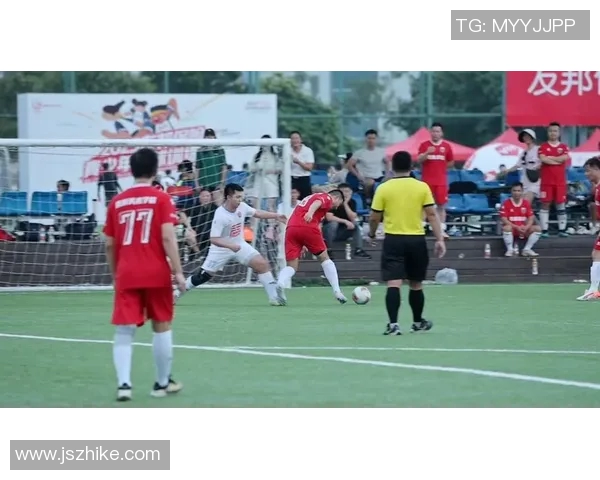 中国足球球星精彩瞬间踢飞球场面引发热议粉丝热情纷纷点赞