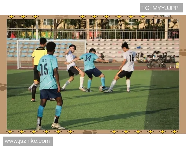 日本足球明星闪耀绿茵场展现技术魅力与拼搏精神